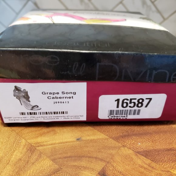 **RARE**  Just the Right Shoe, Grape Song Cabernet, Circa 2009, J090612 - Picture 7 of 10